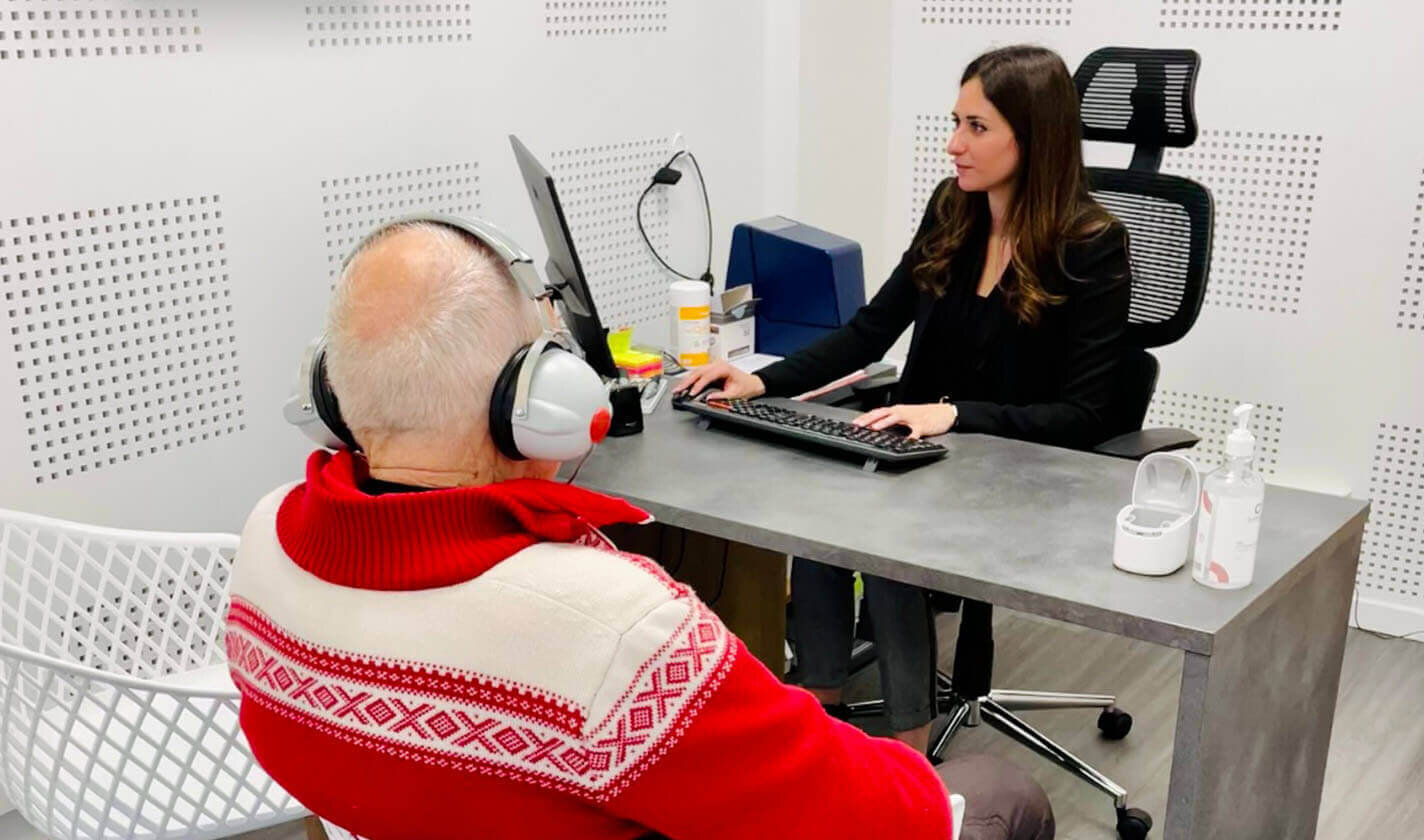 Audioprothésiste qui fait un dépistage auditif à une personne âgée