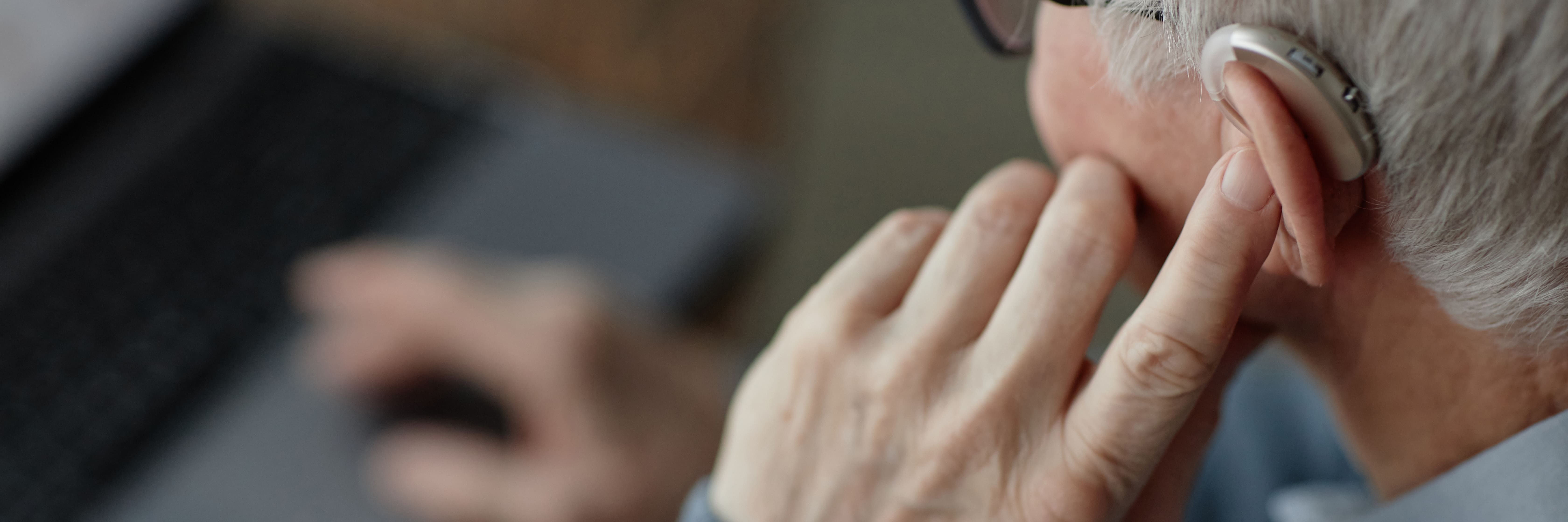 Illustration d'une oreille interne avec inflammation, représentant une otite