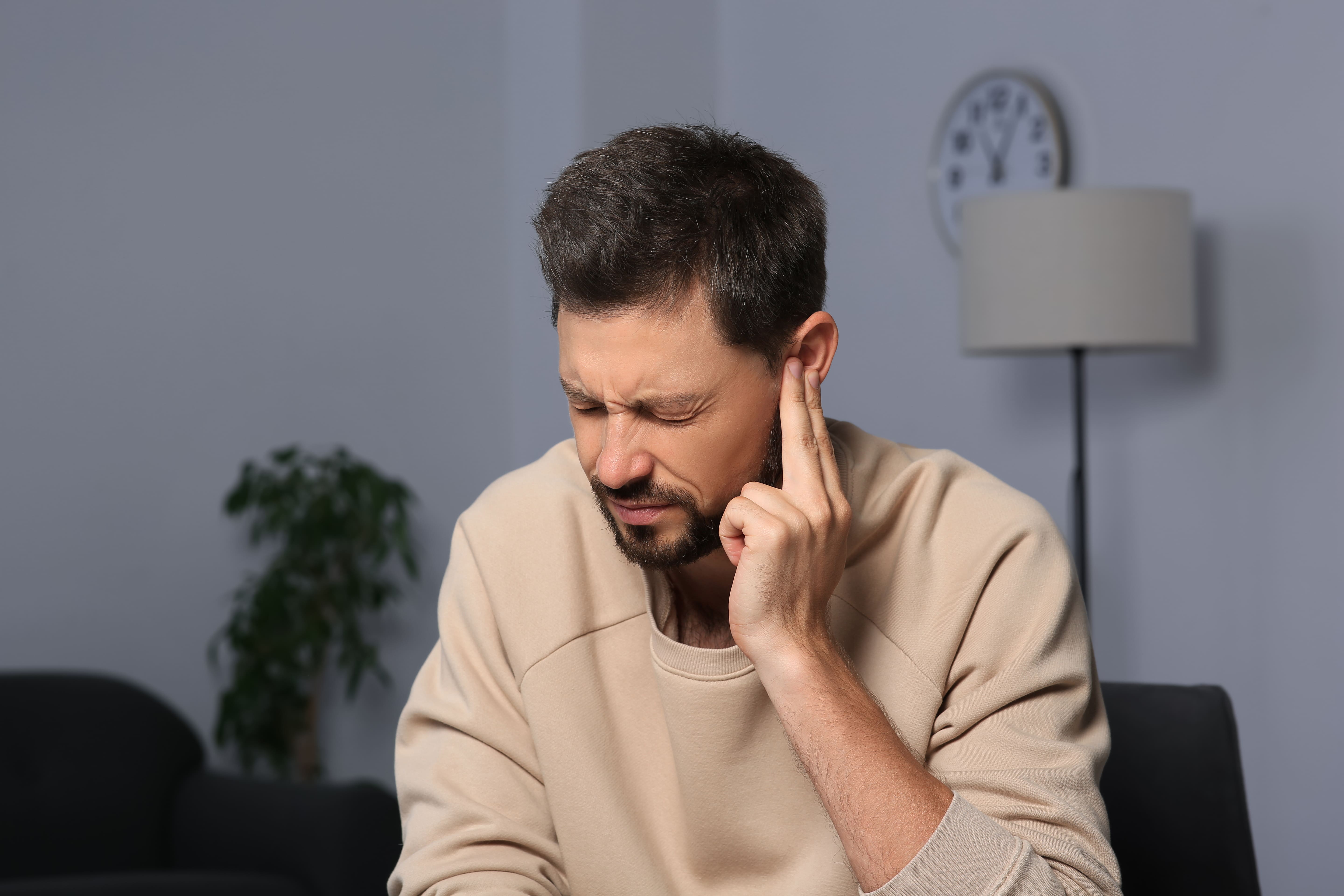 https://www.audibene.fr/wp-content/uploads/sites/14/2026/07/man-suffering-from-ear-pain-room-2.jpeg